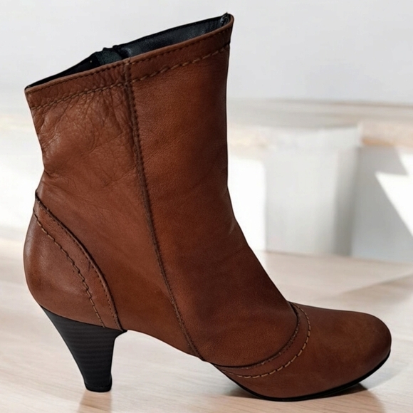 M Made In Italy Shoes - Leather women's tan heeled ankle boots booties Made in Italy zip closure heel 3"